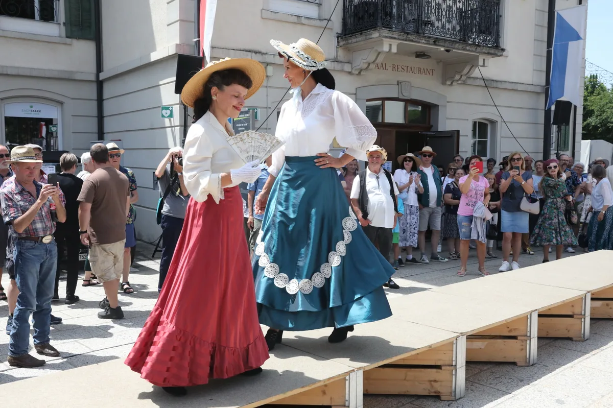 Man sieht diverse Oldtimer an der Veranstaltung «Wald rollt».